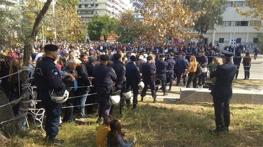 Πρωτοφανές – Η Κυβέρνηση μπλόκαρε διαμαρτυρία πολιτών στην Θεσ/νίκη – Λαός και στρατός ενωμένος: «Μακεδονία Ξακουστή» μπροστά στους επισήμους